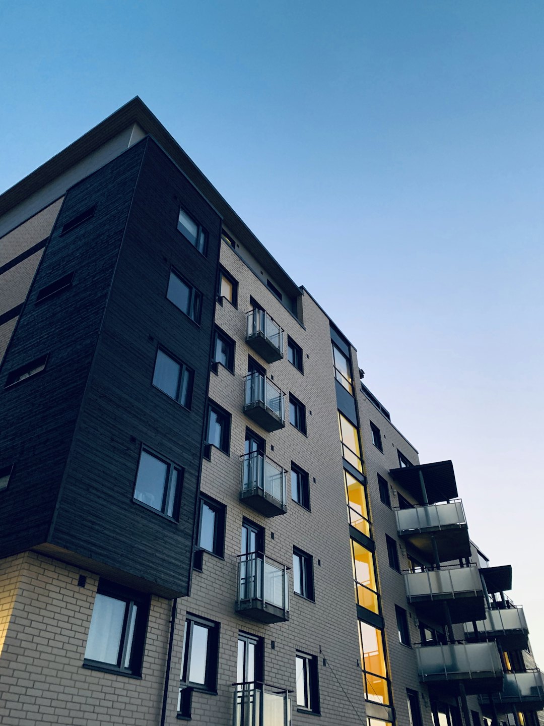 Modernes Mehrfamilienhaus mit Balkonen