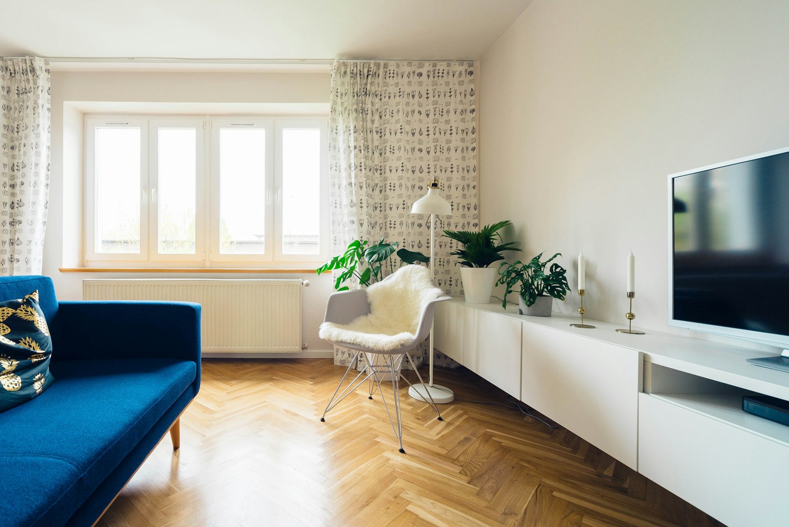 Helle, gemütliche Mietwohnung mit Sofa und Parkett